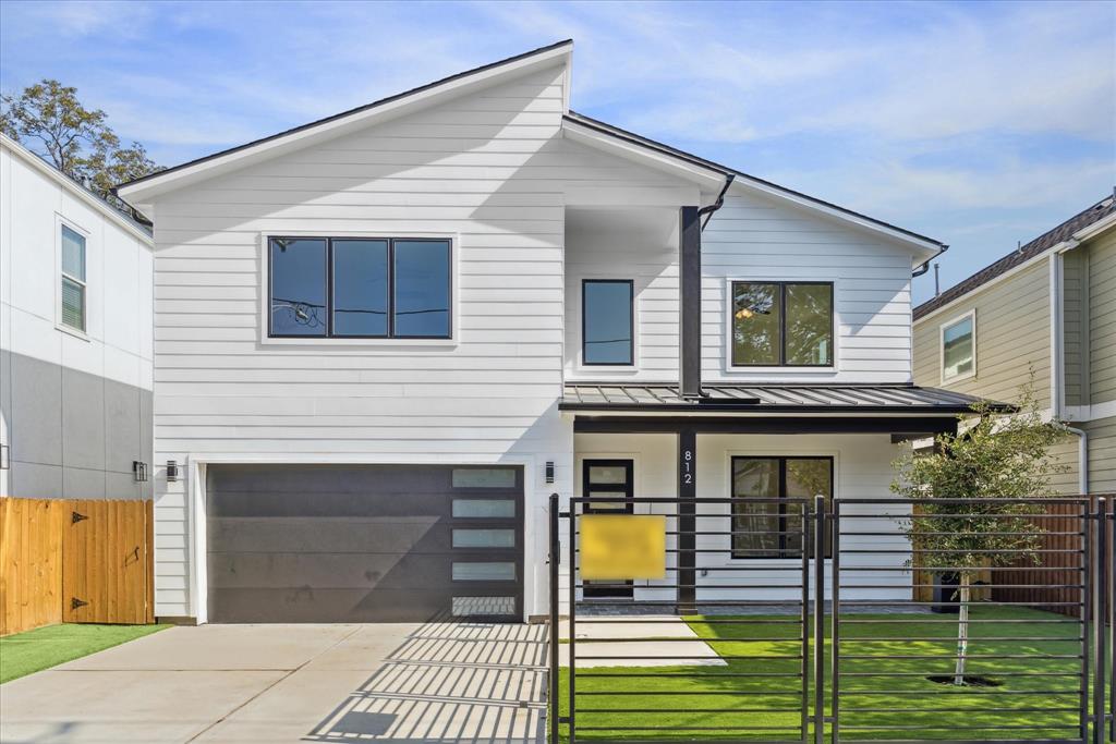 a view of a house with backyard