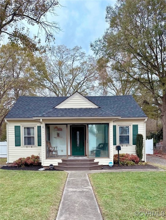 View of front facade featuring a front lawn