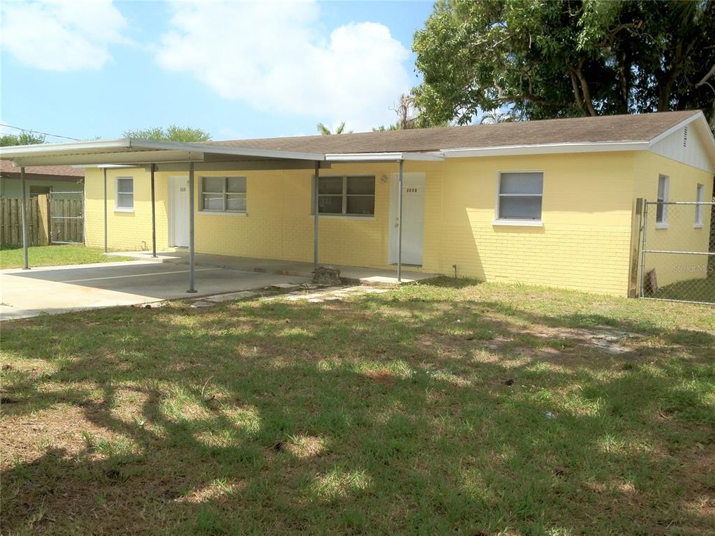 a view of a house with backyard