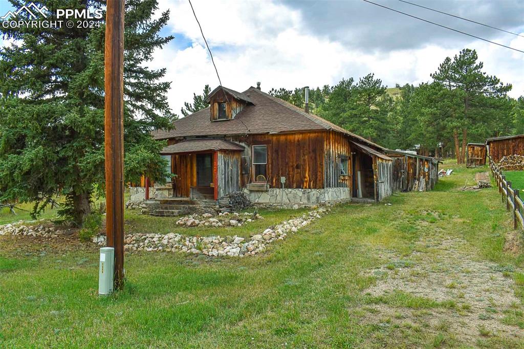 a view of a house with a yard