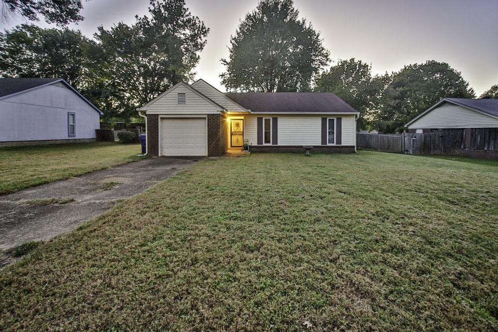 a view of a house with a yard