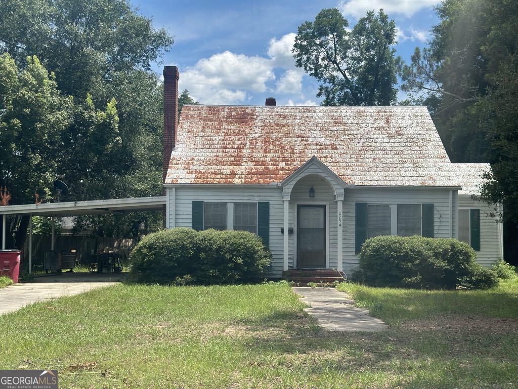 a view of a house with backyard and garden