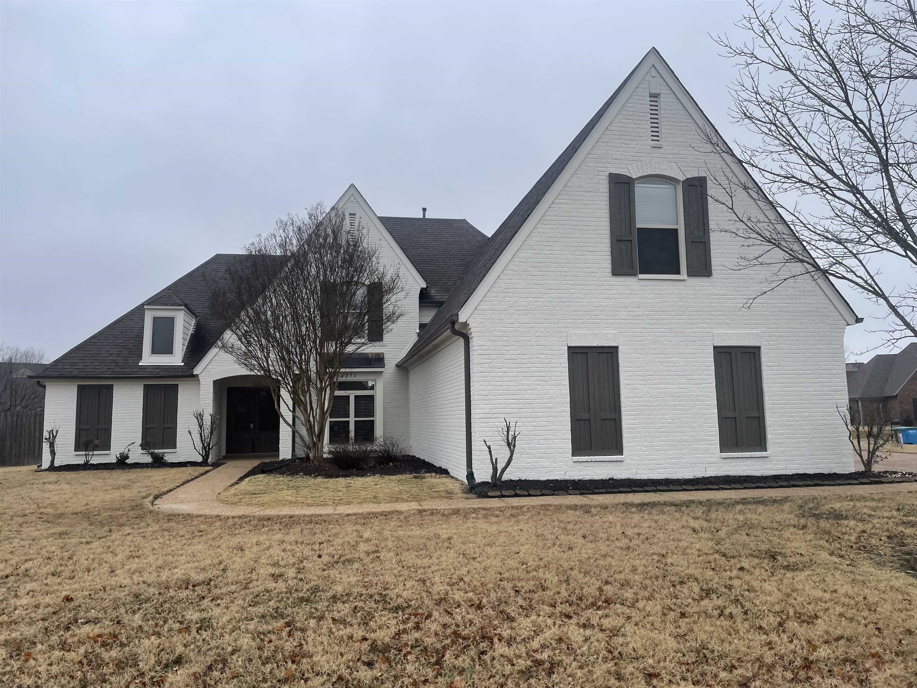 View of front of home featuring a front yard