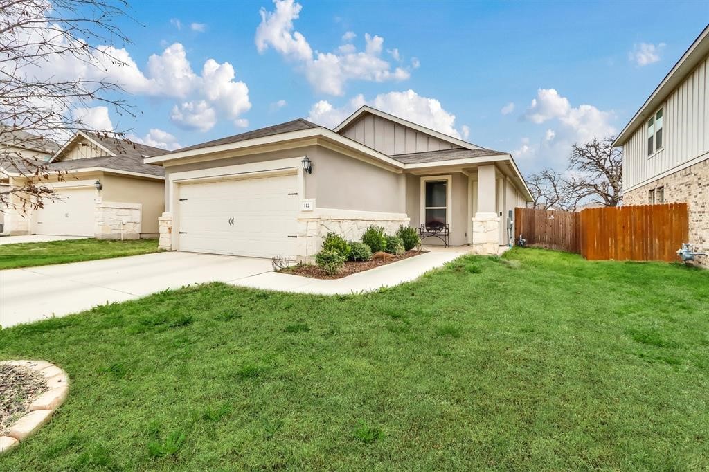 a view of a yard with a house