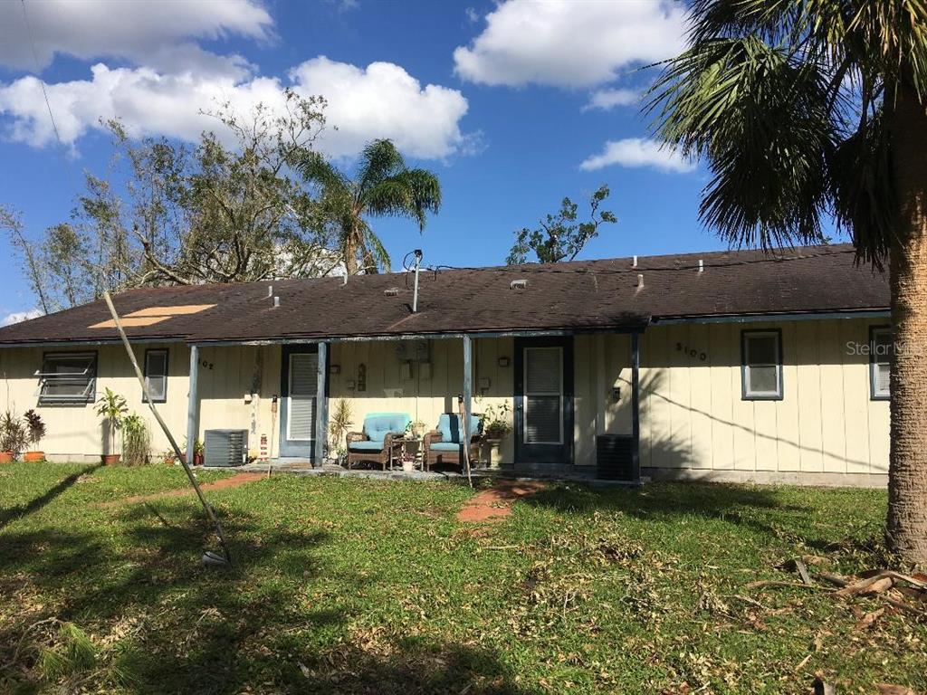 a view of a house with backyard