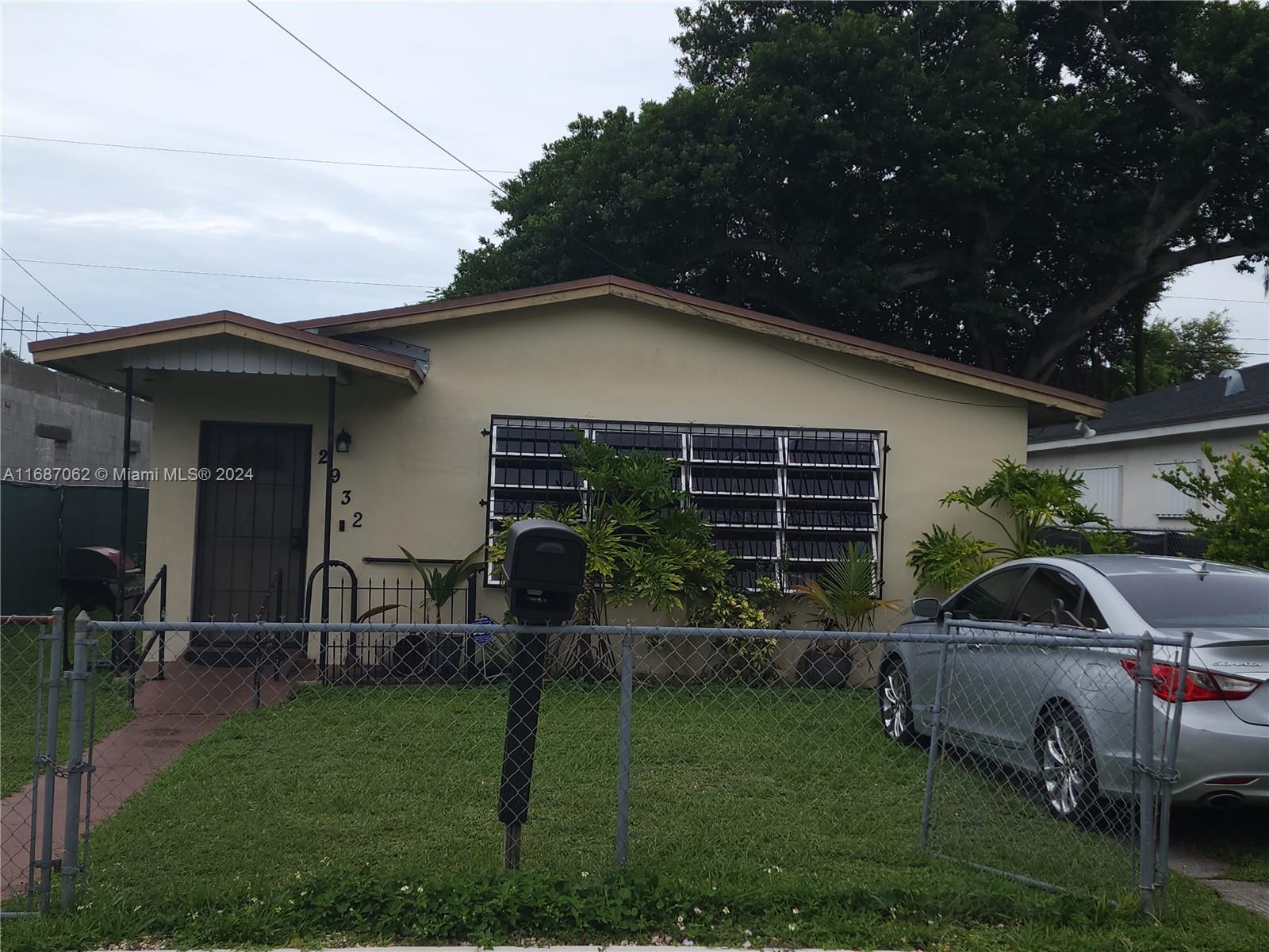 a view of a house with backyard