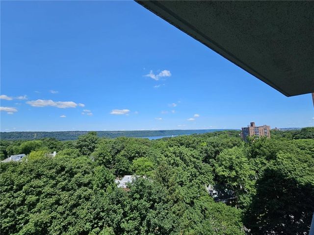 $439,900 | 4555 Henry Hudson Parkway West, Unit 901 | Riverdale