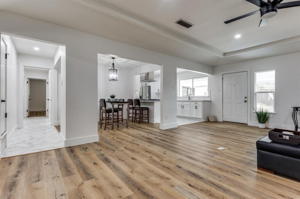 a view of a livingroom with furniture and a ceiling fan