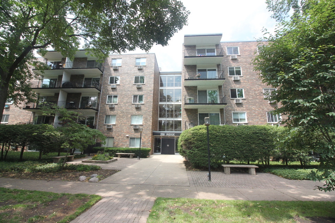 a building view with outdoor space