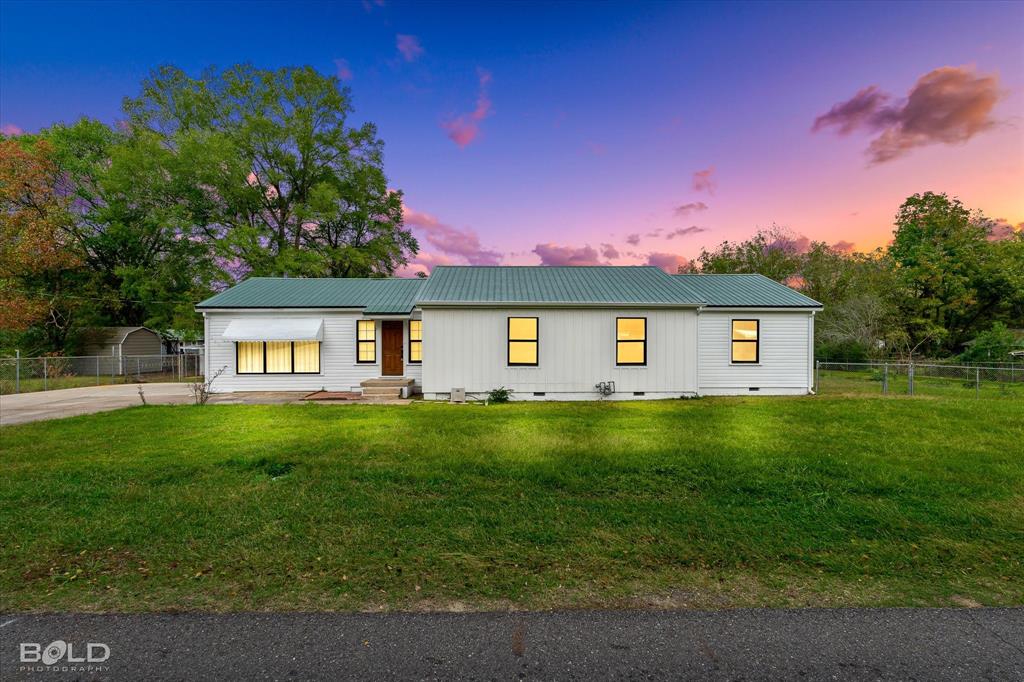 a view of a house with a backyard