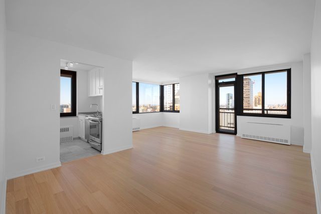 $5,650 | 124 West 60th Street, Unit 20L | Upper West Side