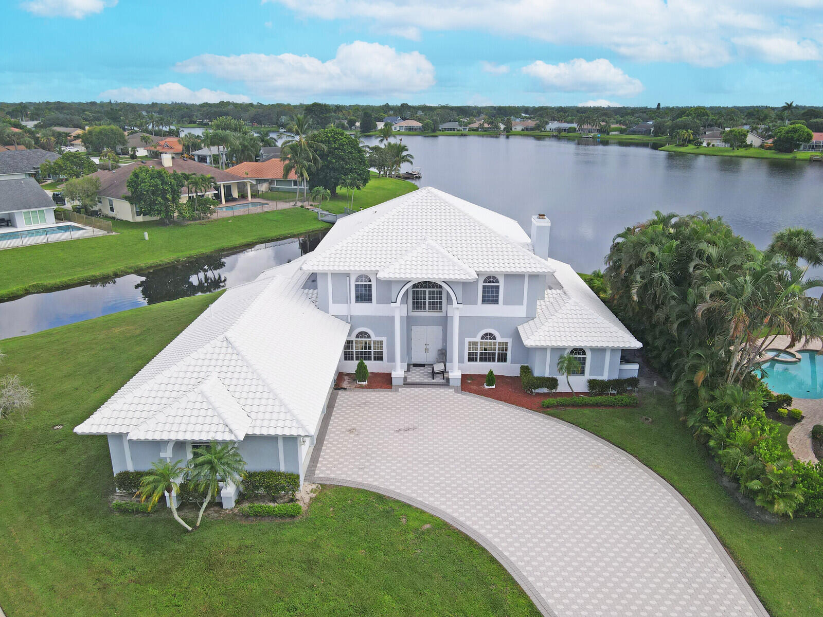 an aerial view of a house with outdoor space and lake view