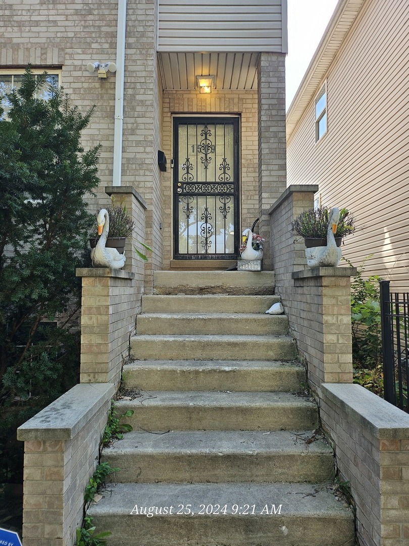 a view of entryway with a front door