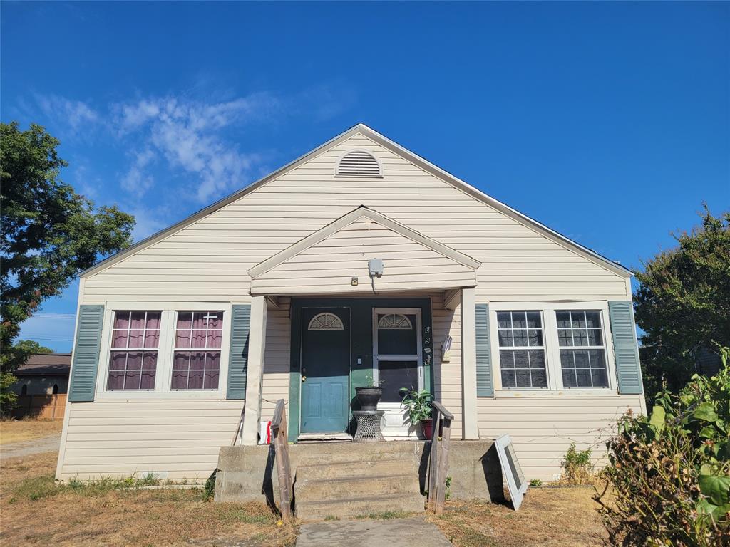 a view of house with backyard