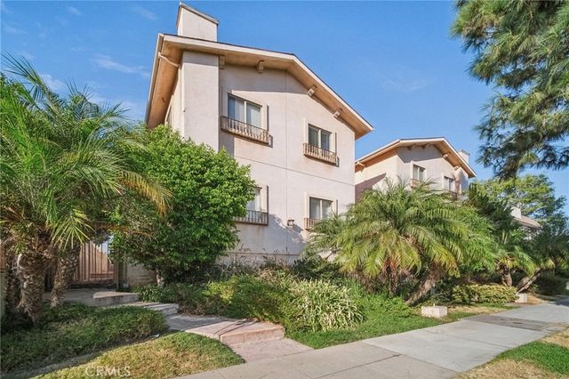 $689,000 | 17311 Chatsworth Street, Unit 4 | Granada Hills