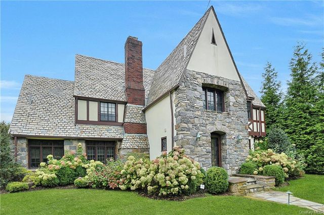 $2,095,000 | 20 Tintern Lane | Scarsdale Downs