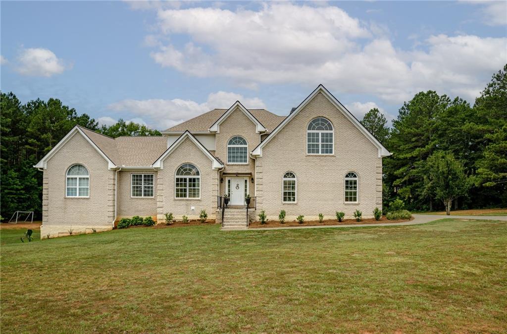 a view of a house with a yard