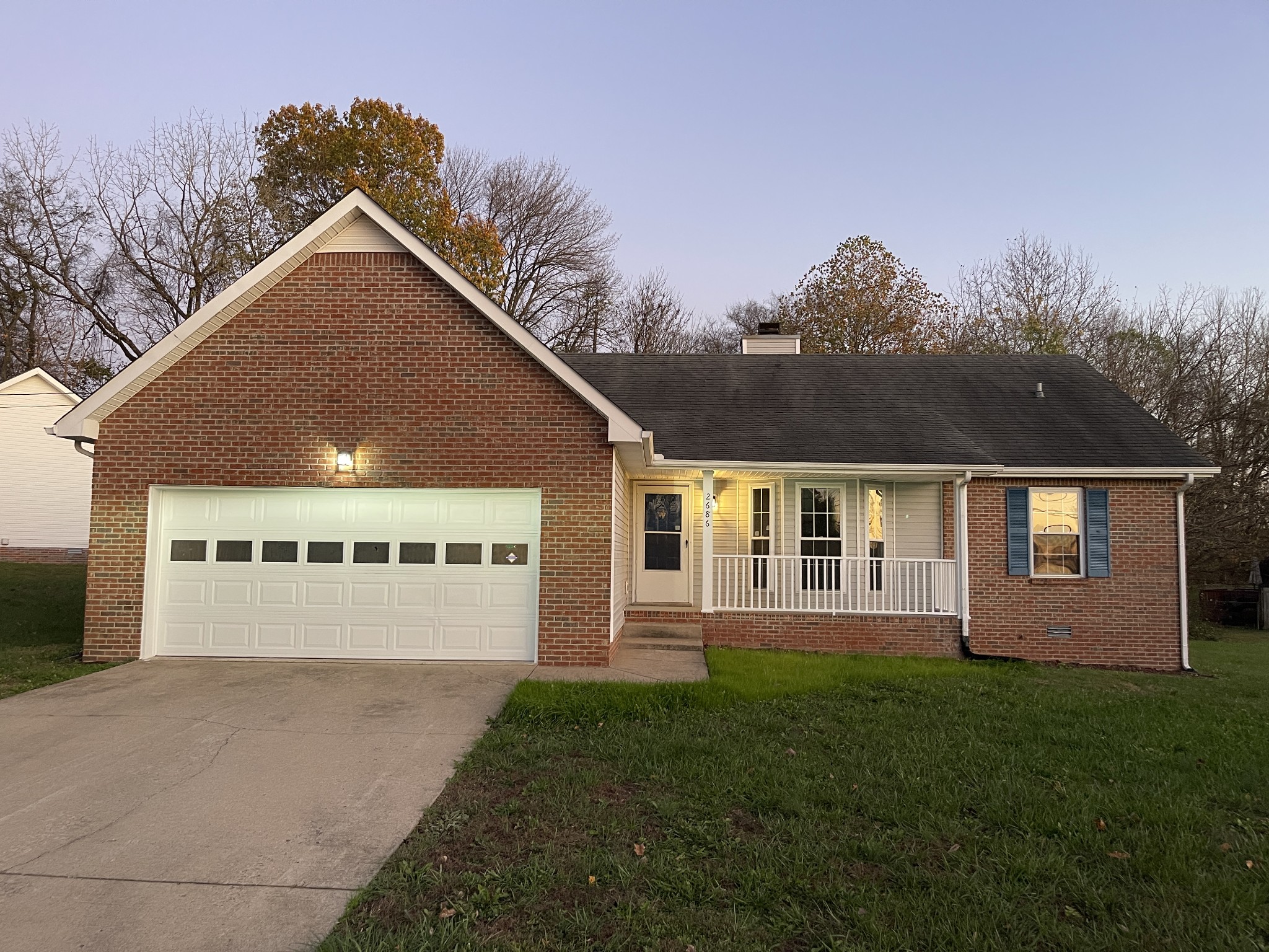 a view of a house with backyard and garden