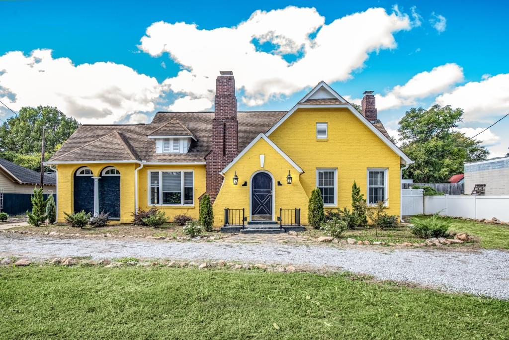 a view of a house with a yard