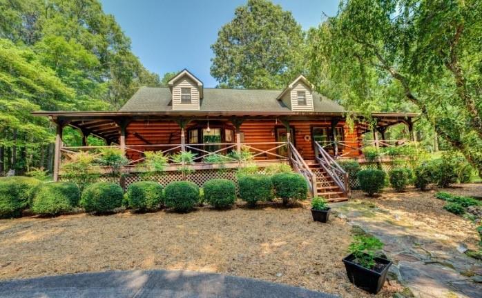 a view of a house with a yard