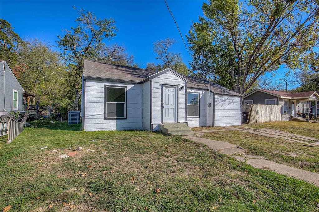 a view of a house with a yard and garage