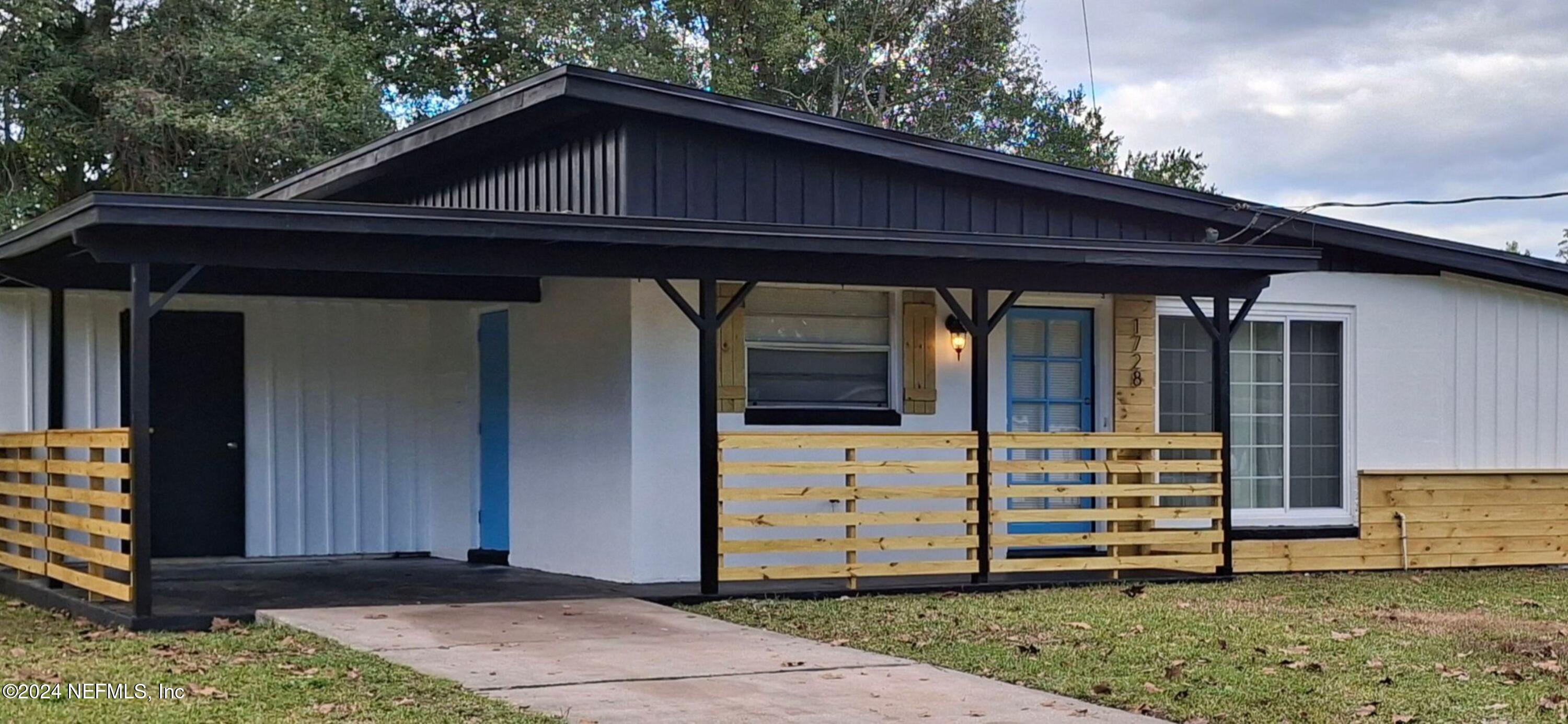 a view of a house with backyard