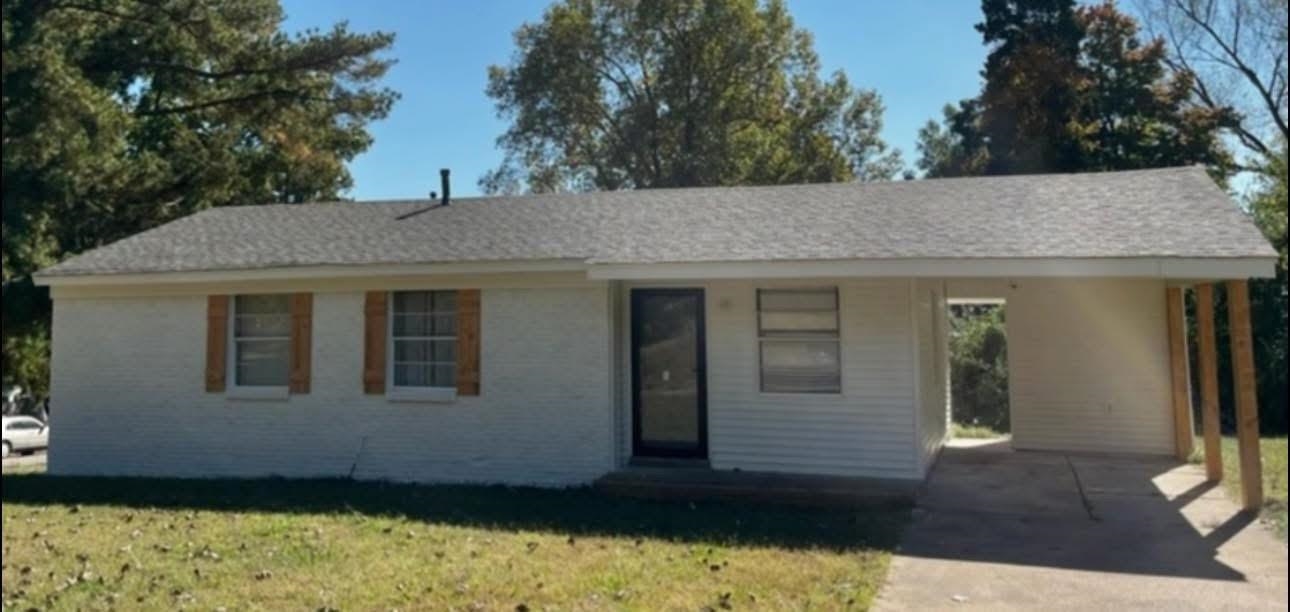 a view of a house with a yard