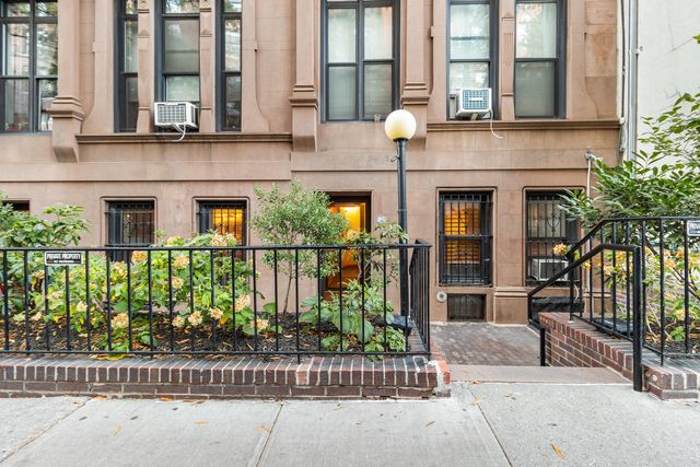 $699,000 | 105 West 70th Street, Unit 1F | Upper West Side