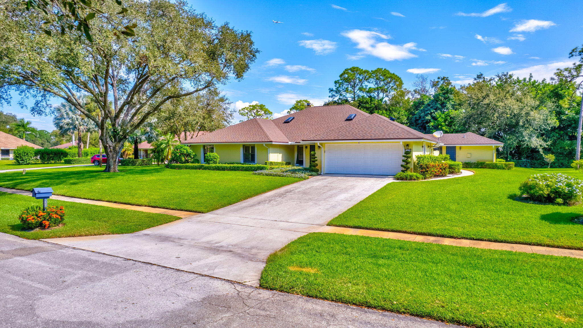 a view of house with garden