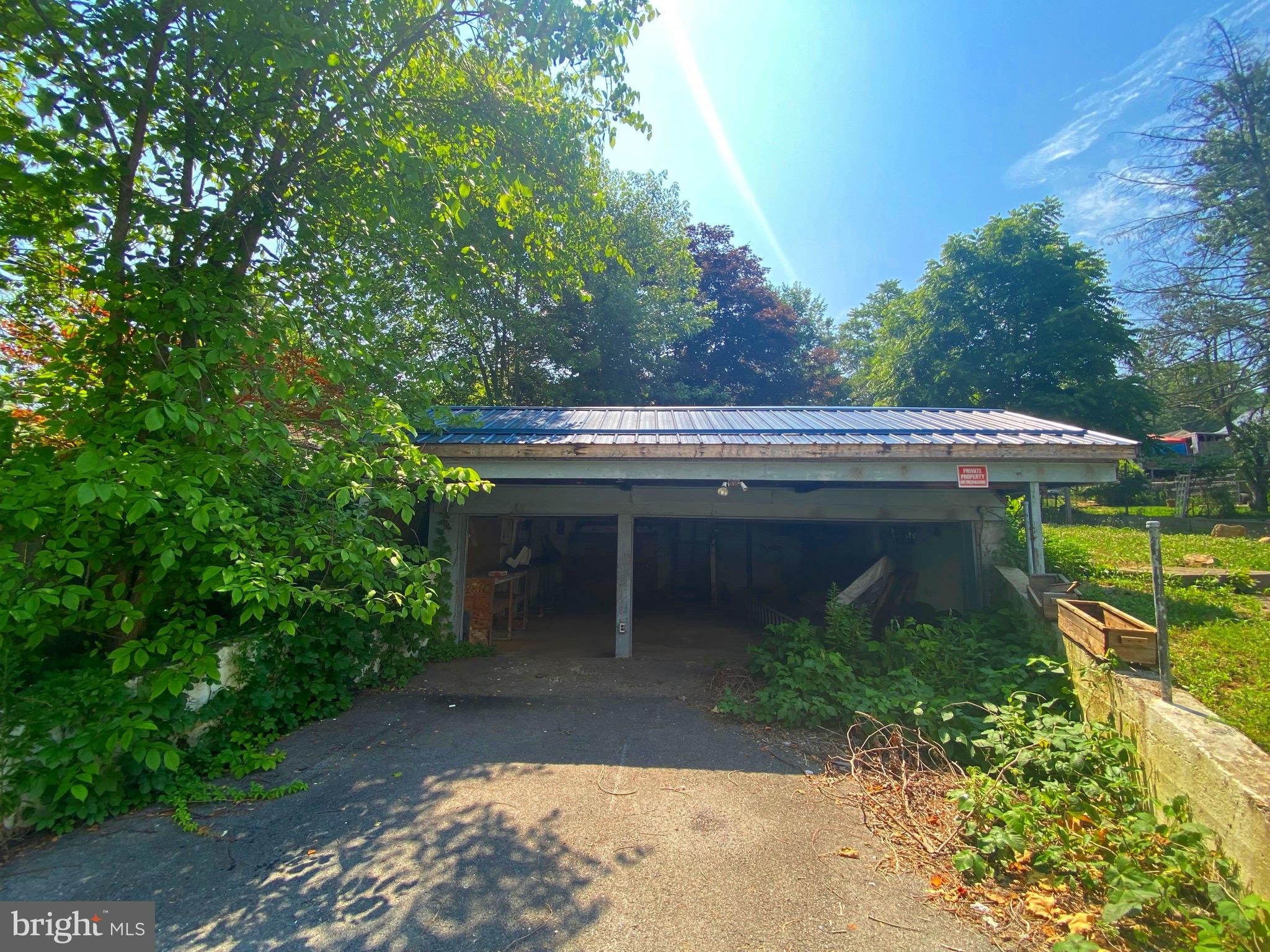 a view of outdoor space yard and porch