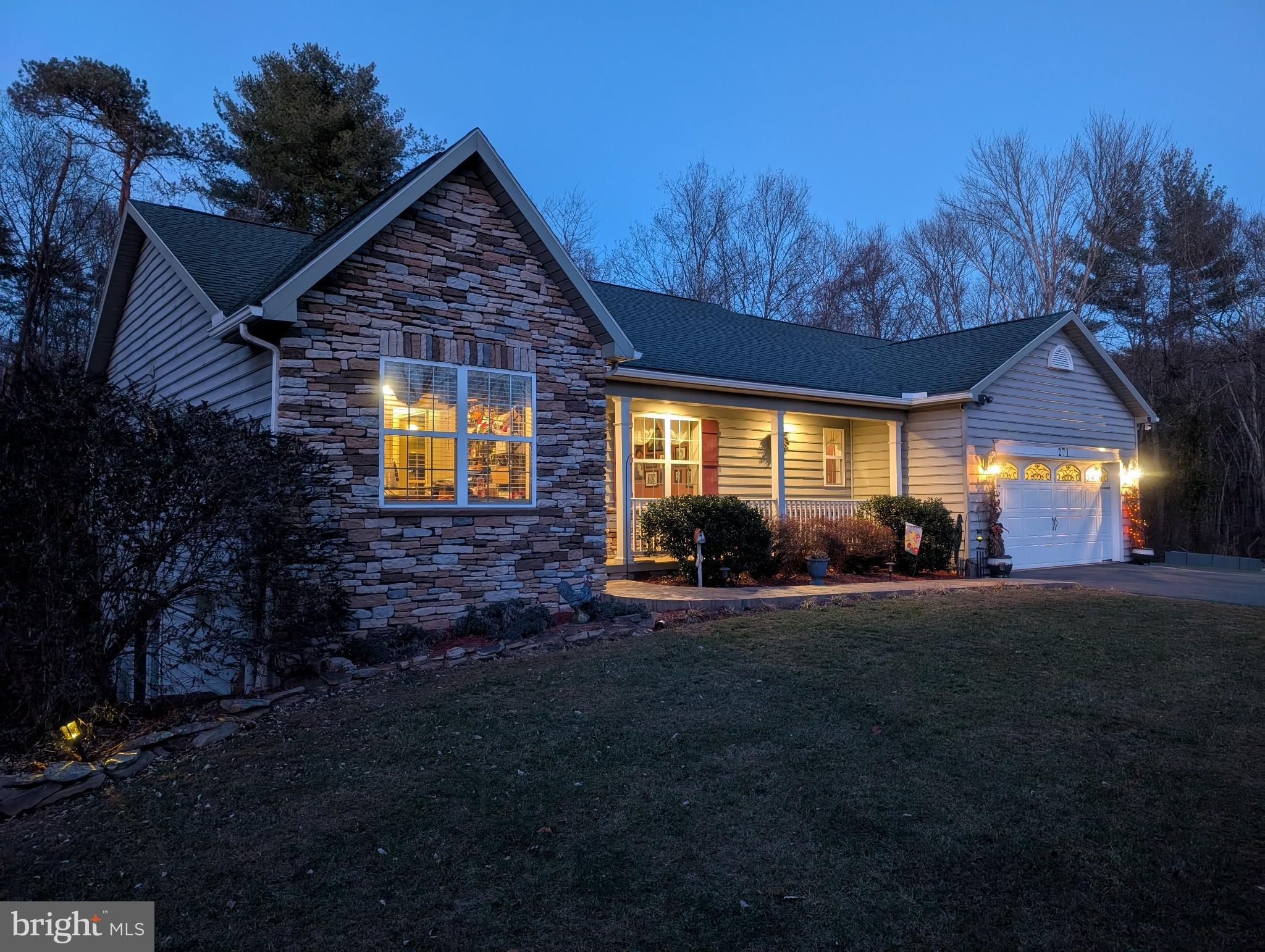 a view of a house with backyard and garden