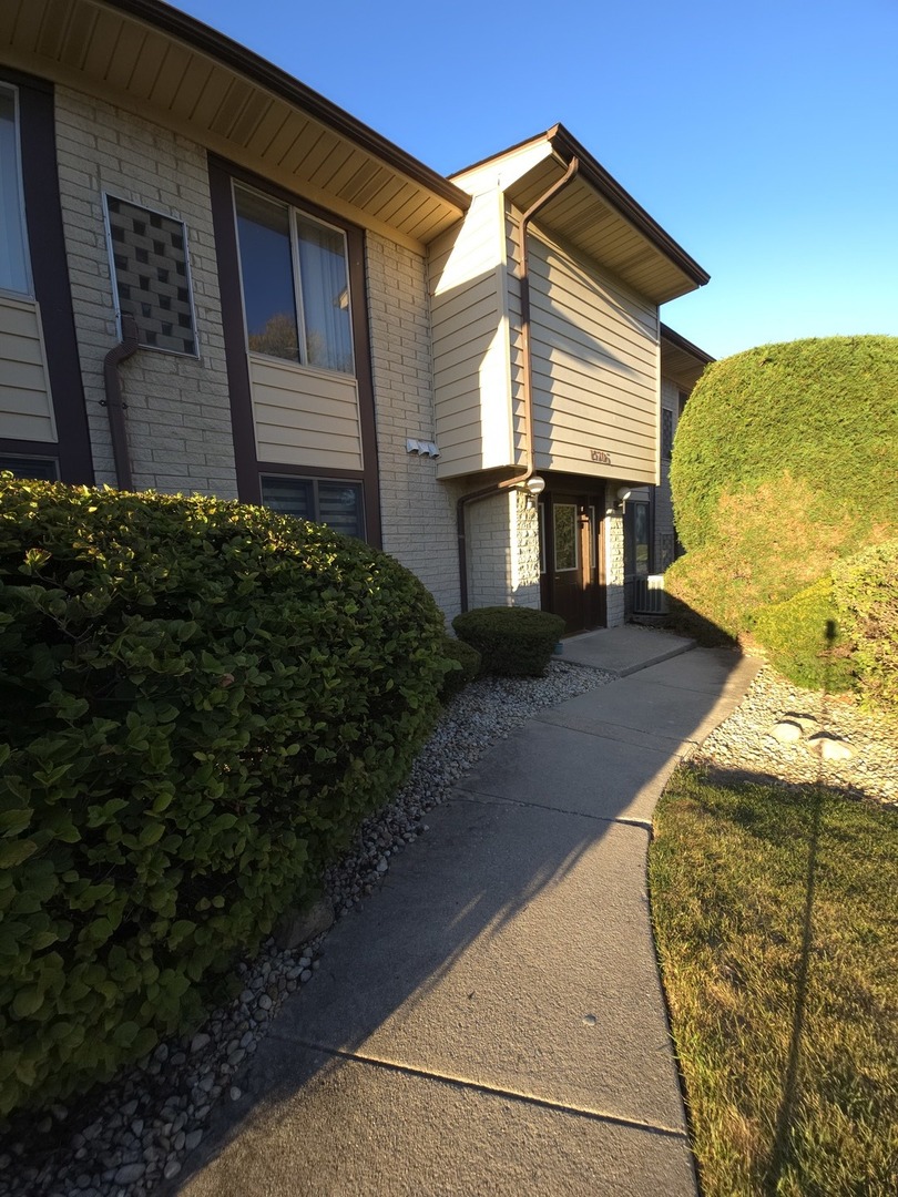 a view of a house with backyard