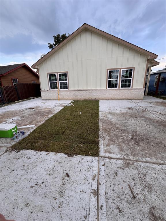 a house view with a backyard space