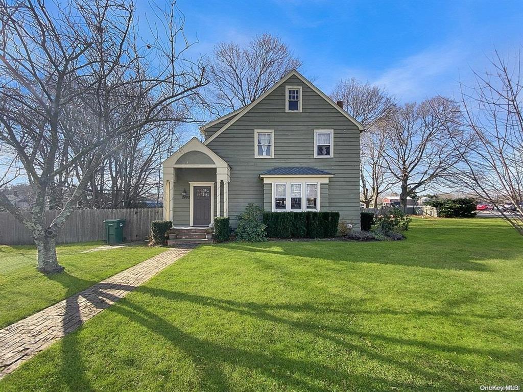 View of front property featuring a front yard