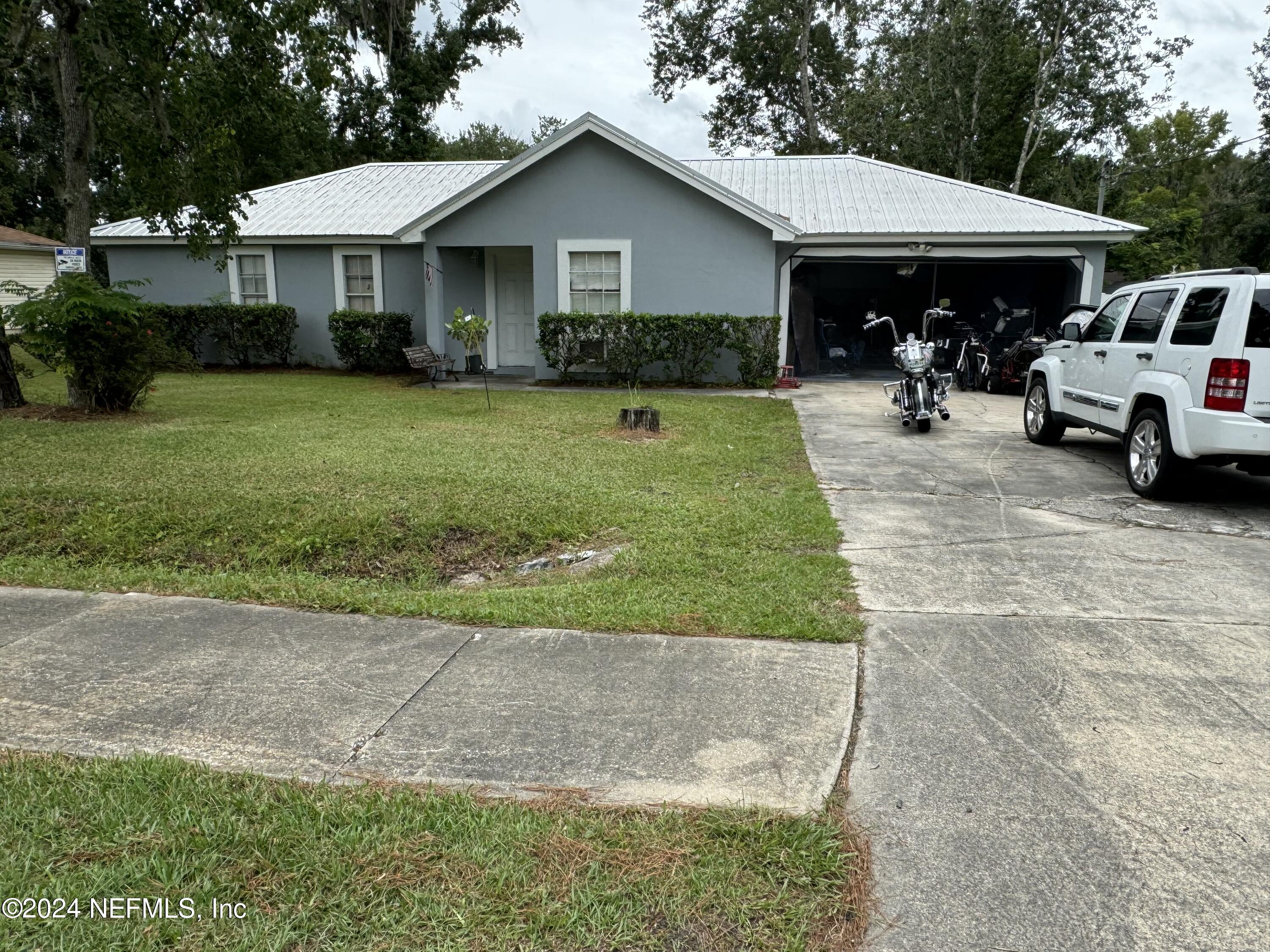 a view of a yard in front of a house