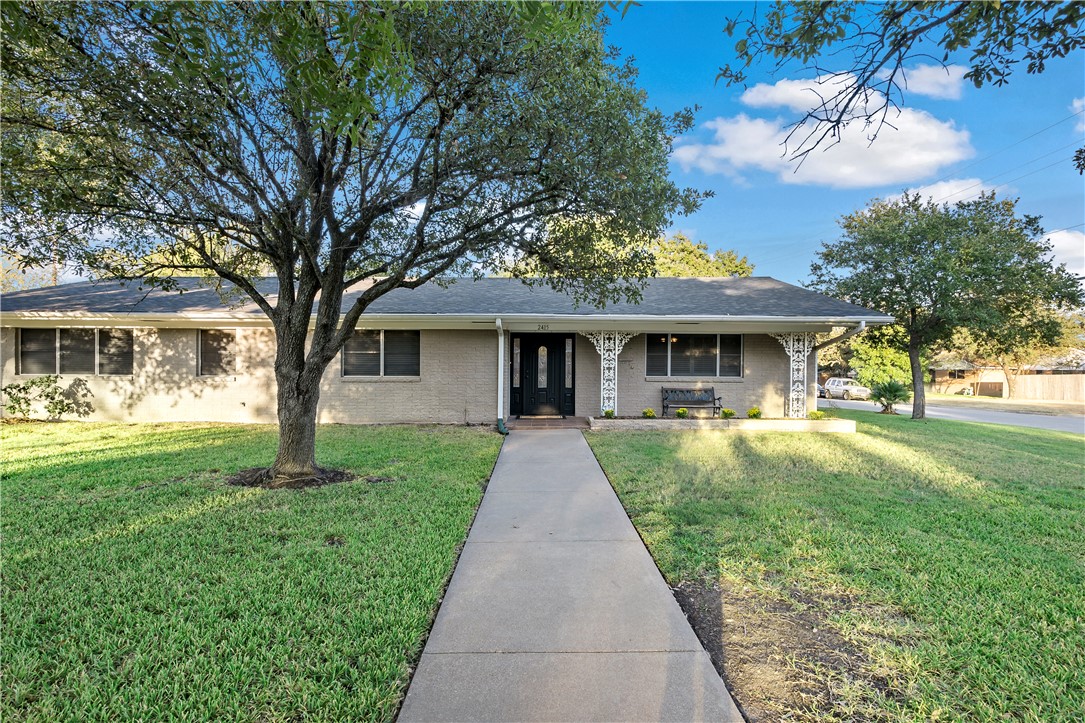 Ranch-style house with a front yard on a 12,384 sf