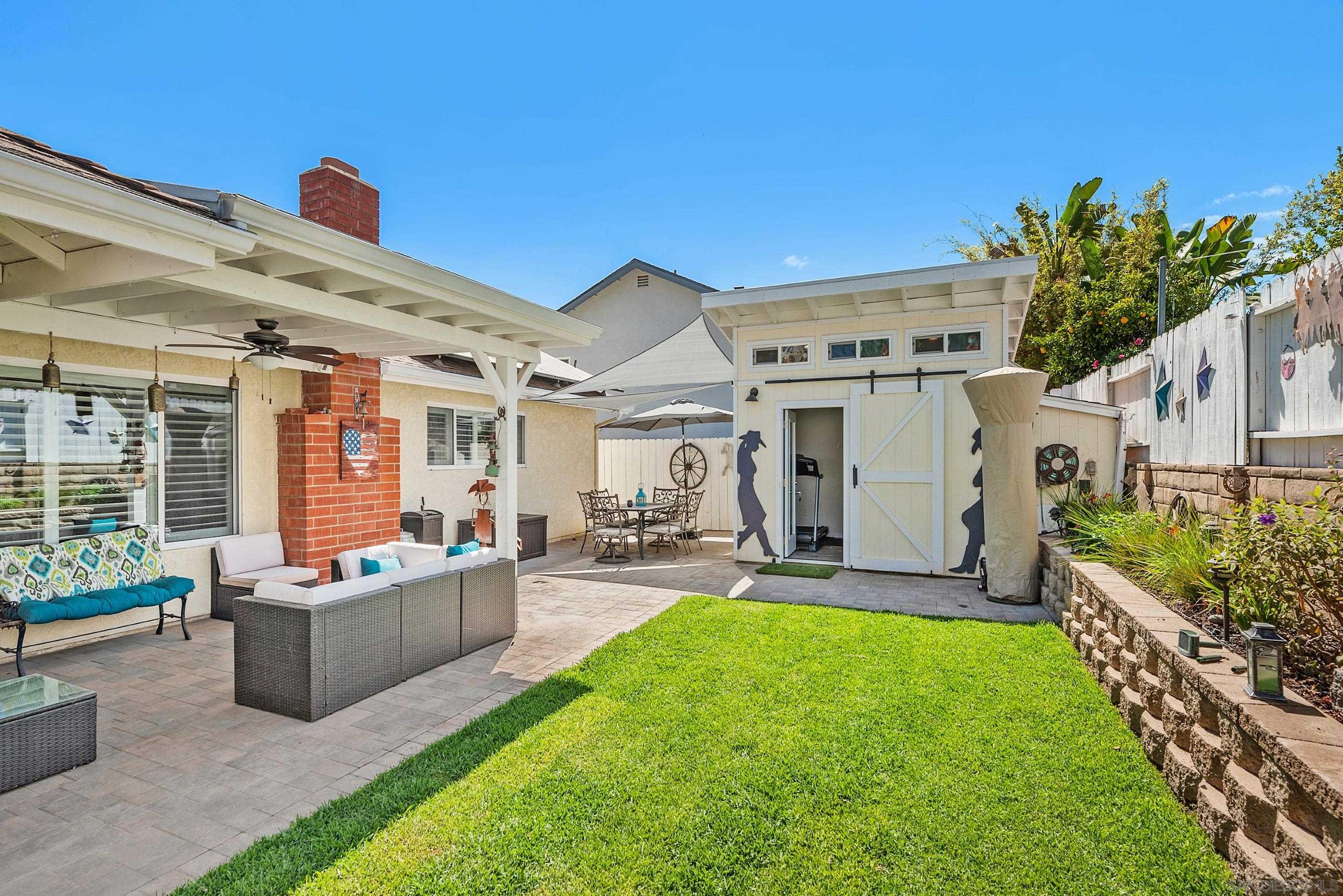 a view of a house with backyard and porch