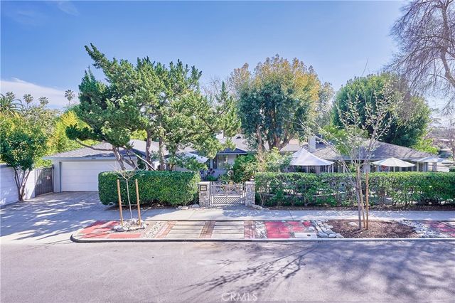 $2,500,000 | 380 West 8th Street | The Claremont Colleges