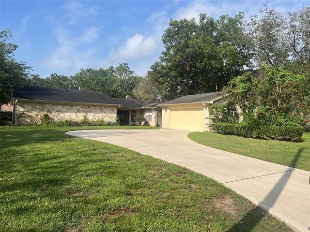 $339,000 | 712 Penn Drive | Friendswood