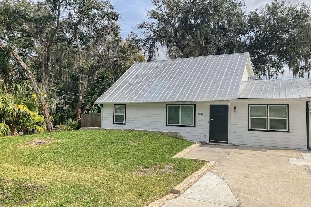 a view of a house with a yard