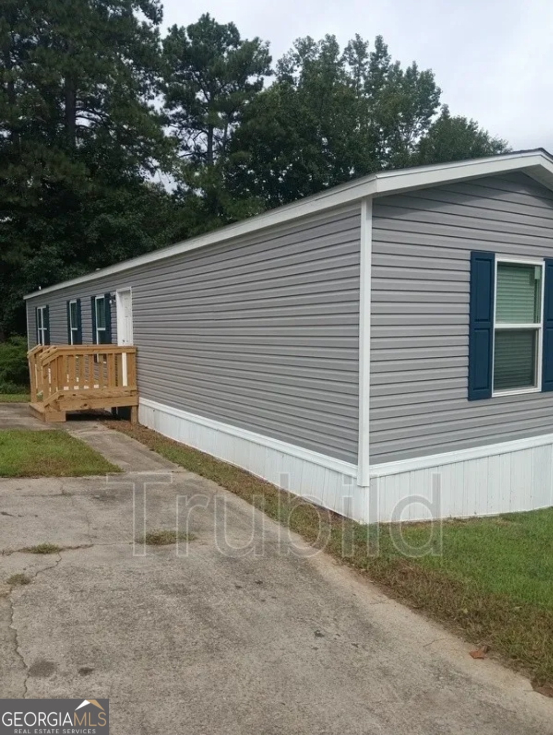 a view of a small house with a yard