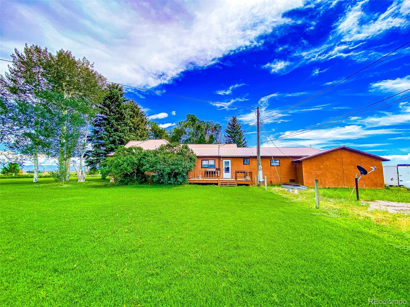 a view of yard with a house