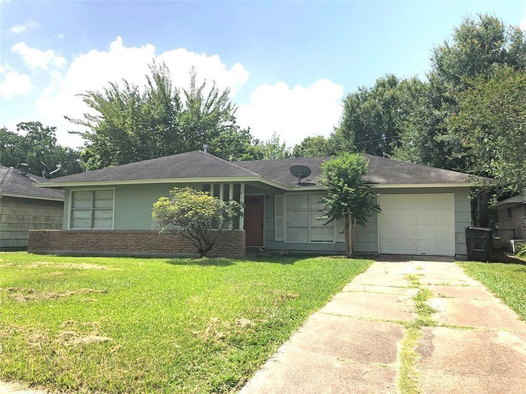 a front view of house with yard and trees