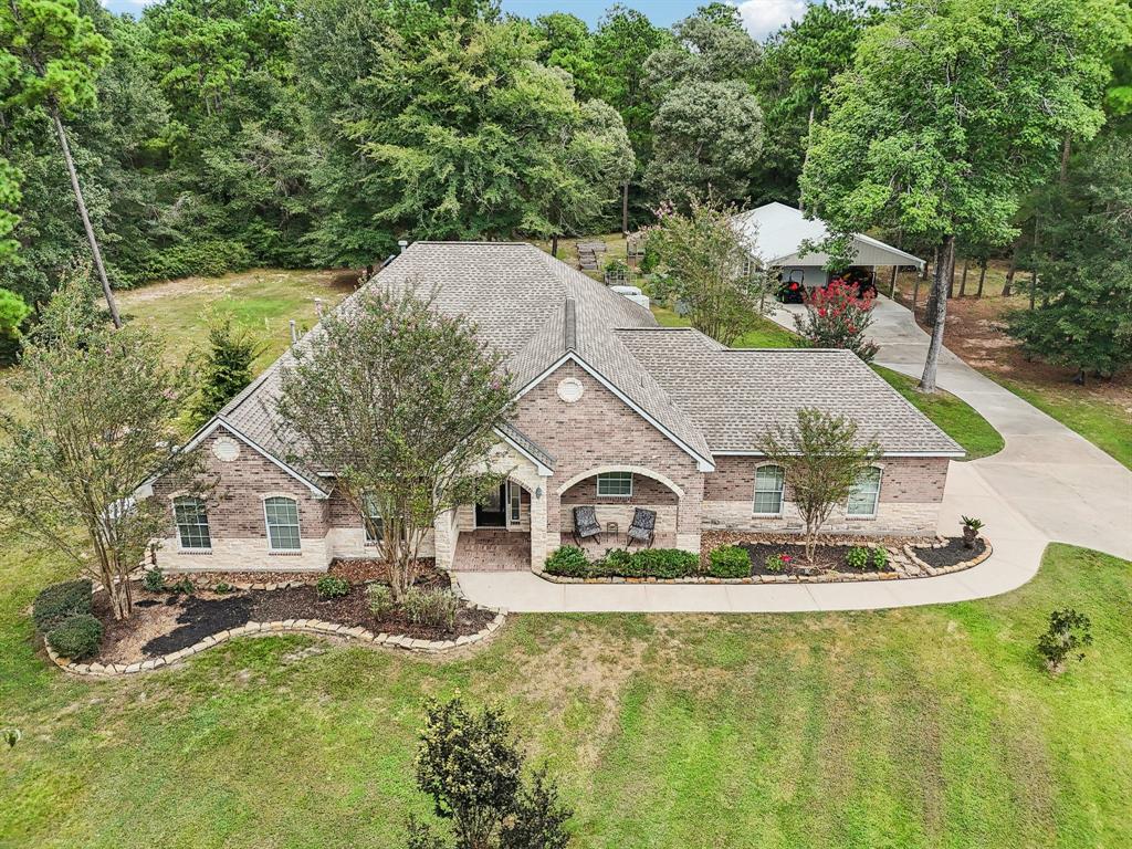 a view of a house with yard