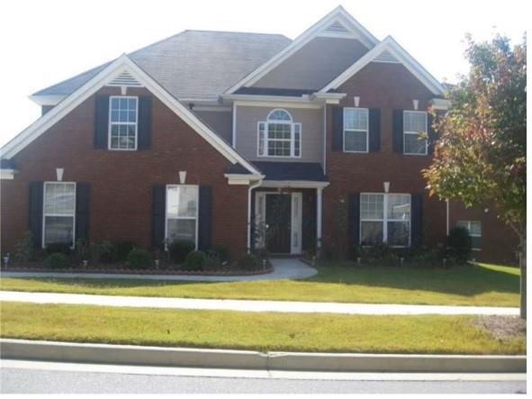 a view of a house with a yard