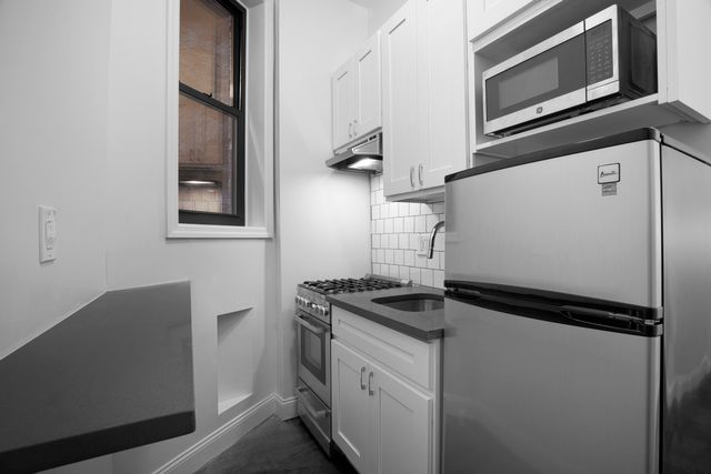 $3,375 | 148 West 10th Street, Unit 1A | West Village