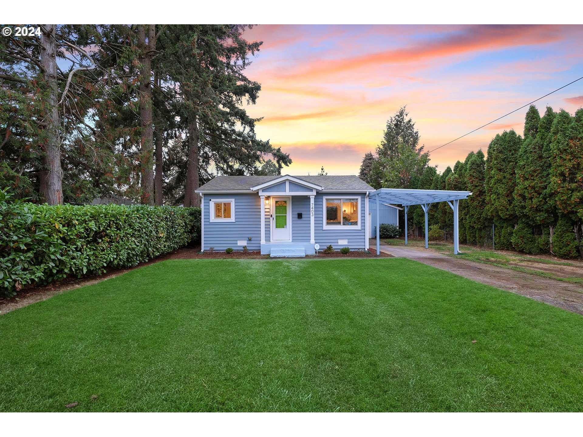 a view of a house with backyard and garden