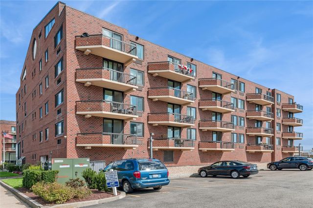 $875,000 | 750 West Broadway, Unit PH N5 | Westholme South