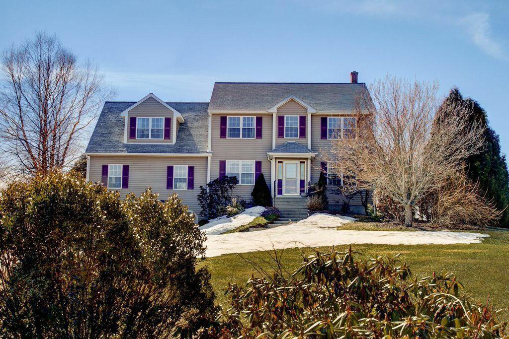 a view of house with yard