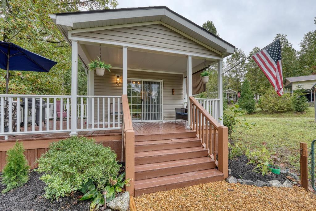 a view of a house with backyard and porch